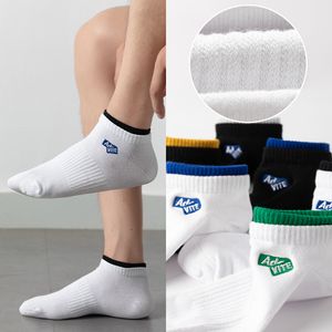 Chaussettes masculines Nouveaux hommes Médies Hip Hop Tall High Choches Coton Skateboard Casual Fashion Couple de couple Breffe