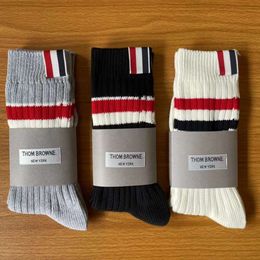 Calcetines para hombres nuevos tb hilo grande calcetines cosidos hechos a mano hombres en blanco y negro grises y parejas de mujeres tendencia deportiva calcetines de algodón peinados bl5k