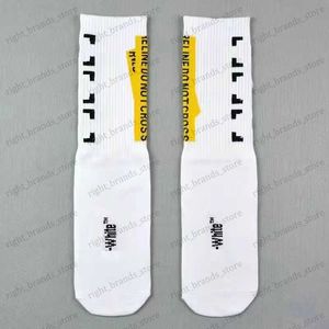 Herensokken Off Fashion Mens Streetwear Socks Women Men Hoge kwaliteit Katoen All-match pijl Arrow XXX Afdrukken Ademende zwart Wit Mixing Football T230412