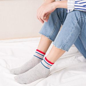 Chaussettes pour hommes Sports Stripe Letter Hit Color Design Middle Tube 2022 Coton Absorbant la sueur Respirant Élégant