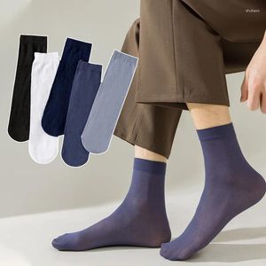 Chaussettes pour hommes été ultra minces respirantes de couleur unie de couleur moyenne de glace à mi-hauteur.