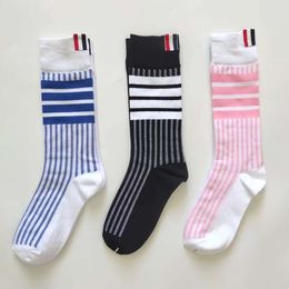 Chaussettes masculines TB Étiquette de tissu de chaussettes pour femmes avec quatre rayures en maille rouge chaussettes à la mode rayée de la version coréenne à la version collégiale