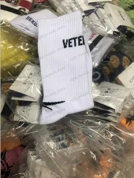 Calcetines para hombre Marca Tide VETE calcetines clásicos con letras conjuntas netas calcetines deportivos de calle rojos calcetines de algodón para hombres y mujeres calcetines de tubo medio T240122