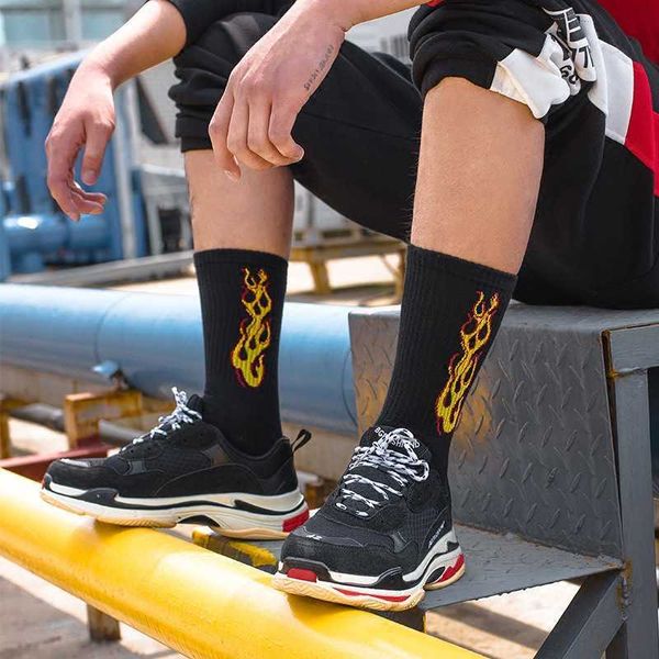 Chaussettes pour hommes Tendance pour hommes Femmes Coréen Genou Haute Flamme Jaune Ins Harajuku Style Dent Sports Long Hip Hop Street Funny T221011