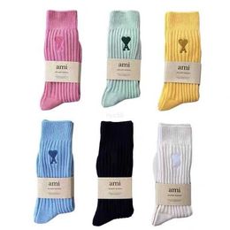 Chaussettes pour hommes Chaussettes tendance double aiguille brodée rouge pêche A pour couples masculins et féminins tube moyen haut chaussettes de sport polyvalentes et très esthétiques