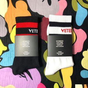 Chaussettes pour hommes Vetements Noir Blanc Marée Marque Adolescent Hip Hop Style Longue Lettre Broderie Athlètes Jambières Bande Taille Drop Deliv Dh8Zm