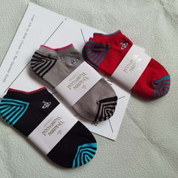 Chaussettes masculines vivienne L'impératrice douairière de l'ouest à basse coupe à basse coupe avec un patchwork à jambes courtes pour femmes chaussettes s8v1