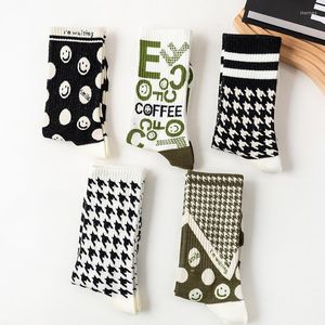 Calcetines de hombre Blanco Negro Hombre Moda Mujer Medias Tendencia salvaje Diseñador Coreano Harajuku Tubo Regalos