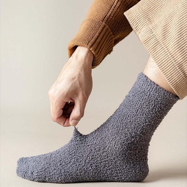 Calcetines para hombres Engrosamiento de invierno y terciopelo Color sólido Cálido Coral Fleece Moda Fluffy Suelto Dormir Piso de casa