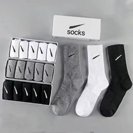 Heren Socks Dames klassieke zwarte designer Sokken Witgrijs Hook Solid Color Socks 5 Paren/Box Football Basketball Sports sokken