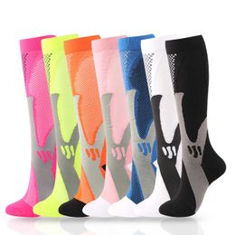 Chaussettes pour hommes Chaussettes de compression de sport pour femmes Soins infirmiers pour hommes Varices Bas de grossesse Athlétique Football Running Mi-bas Chaussettes drôles Z0227