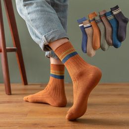 Chaussettes en coton à rayures masculines Spring Fashion Casual Casual Casual High Quality Harajuku Retro Socks Man