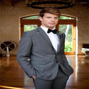 Herenpakken 2023 hoogwaardige aangepaste grijze grijs ingekeed revers Formele mode Tuxedo herenpak Western gemonteerde 3 stuks jasbroekbroek stropdas