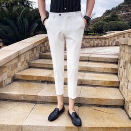 Herenpakken 2024 Koreaanse versiebroek voor jongens met kleine voeten bijgesneden niet -strijken slanke fitting wit pak