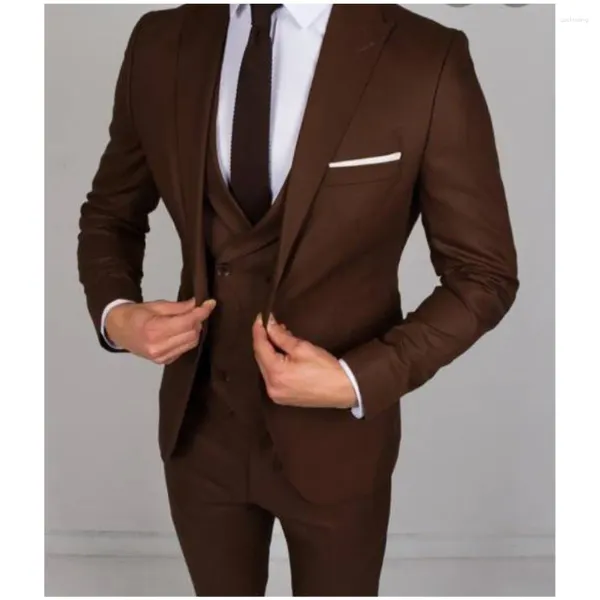 Trajes de hombre Llegada Café Hombres Prom Esmoquin Slim Fit 3 Piezas Novio Blazer Terno Masuclino