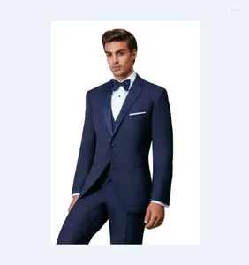 Costumes pour hommes Arrivée Groomsmen Notch Satin Revers Groom Tuxedos Bleu Marine Hommes Mariage Homme Blazer (Veste Pantalon Cravate Gilet) B946
