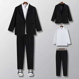 Costumes masculins (pantalon de chemise de blazer) gentleman de mode.