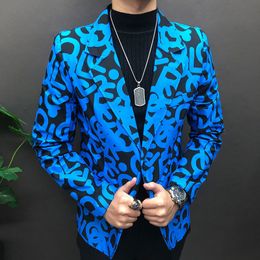 Trajes para hombres Blazers 2023 Ropa de calle de primavera Patrón de contraste de letras azules Hip Hop Cantante Bailarina Abrigo Trajes de escenario Hombres Traje delgado Blazer Chaqueta 6XL 230206