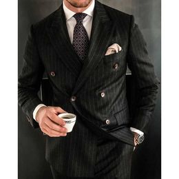 Costumes masculins Blazers Black Striped Men Suits Slim Fashion Peak Pépel Double Poigne 2 pièces Formation Fumple Casual Wedding Groom Tuxedo costume 2024