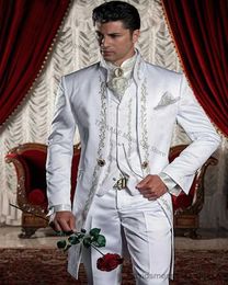 Trajes para hombres Blazers Por encargo Blanco Bordado Novio Esmoquin Cuello alto Padrinos de boda Blazer Hombre Traje de boda Chaqueta + Pantalones + Chaleco + Corbata + Pañuelo)