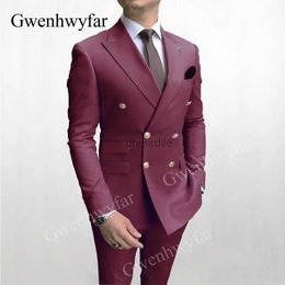 Herenkostuums Blazers Gwenhwyfar Double Breasted Herenkostuum Bordeaux Tweedelige Slim Fit Hoge kwaliteit Bruiloftskostuum Feest Schoolfeest Gouden Knopkostuums YQ231101