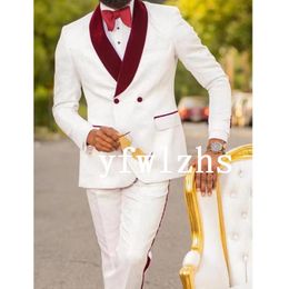 Costumes pour hommes Blazers Beau gaufrage Garçons d'honneur Châle Revers Marié Tuxedos Hommes Mariage / Bal / Dîner Blazer (Veste Pantalon Cravate) 310