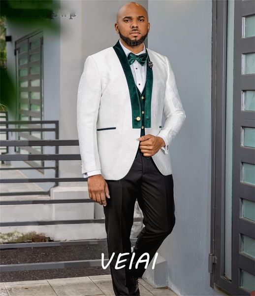 Trajes de hombre Blazers en trajes blancos para hombres 3 piezas Conjuntos de chaqueta de terciopelo verde Traje de novio de boda Homme Mariage smoking hombre elegante 230509