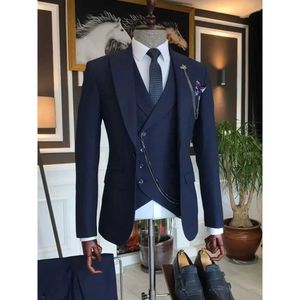 Trajes para hombres Blazers chaqueta de lujo hombre azul marino azul pecho un solo pecho con collar que se ajusta a los delgados pantalones de boda casuales de negocios set de tres piezas Q240507