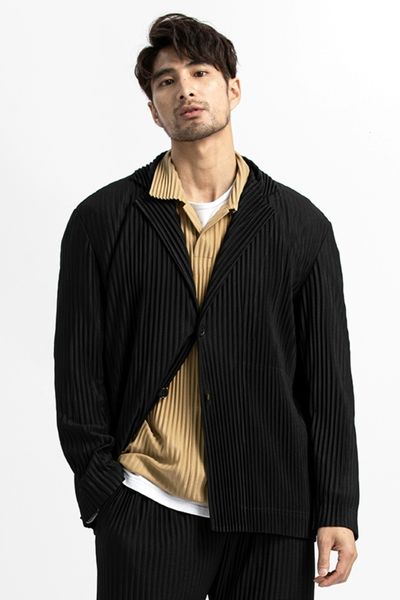 Trajes de hombre Blazers Miyake Blazer Hombres Trajes negros plisados para hombres Tejido elástico Slim Fit Coat Chaquetas de estilo japonés informal de alta calidad 230804