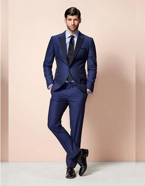 Trajes para hombres Blazers Venta de diseño de moda Esmoquin de padrino de boda azul marino Solapa en pico con hombres negros Novio Ropa formal de boda 2 piezas