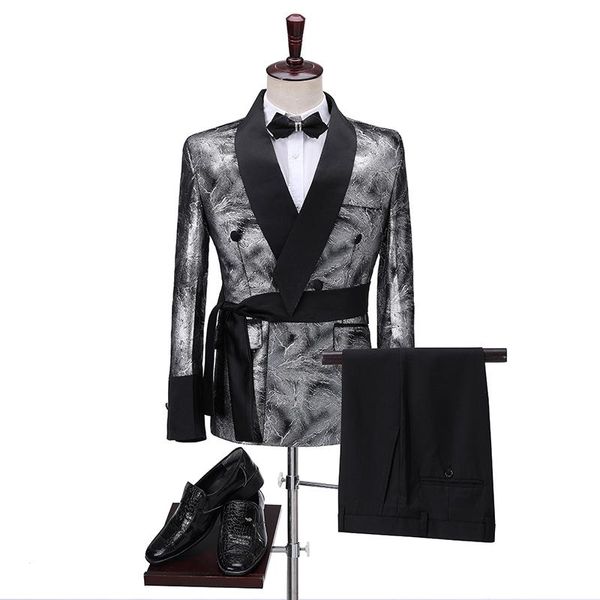 Trajes para hombres Blazers Diseños de trajes Chaqueta para fumar plateada brillante delgada Vestido de esmoquin italiano Doble botonadura 2 piezas Hombres para el novio de la boda