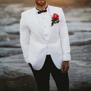 Trajes de hombre Blazers Esmoquin de novio blanco para boda Chal Solapa Slim Fit Formal Hombres con pantalones negros Conjunto de chaqueta de moda masculina de 2 piezas 2022M