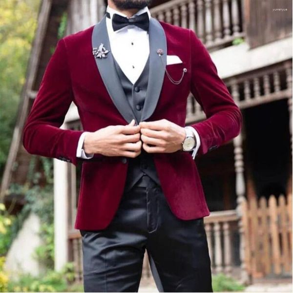 Costumes pour hommes Bourgogne Velvet Prom Hommes 3 pièces Dîner Blazer Gilet avec pantalon noir Élégant Châle Revers Mariage Tuxedo pour le marié