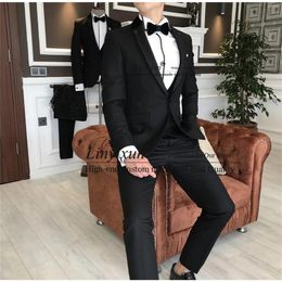 Costumes pour hommes Classique Noir Mens Slim Fit Peaked Revers Mariage Groom Tuxedos 3 Pièces Veste Gilet Pantalon Ensemble Business Male Travail Blazer