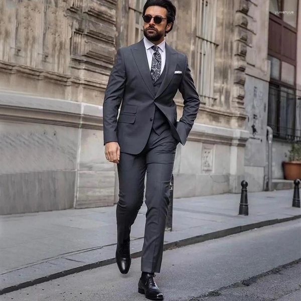 Trajes de hombre gris oscuro hombres 3 piezas traje de solapa de pico Homme ropa de oficina de negocios Blazer esmoquin novio conjuntos de boda para hombre