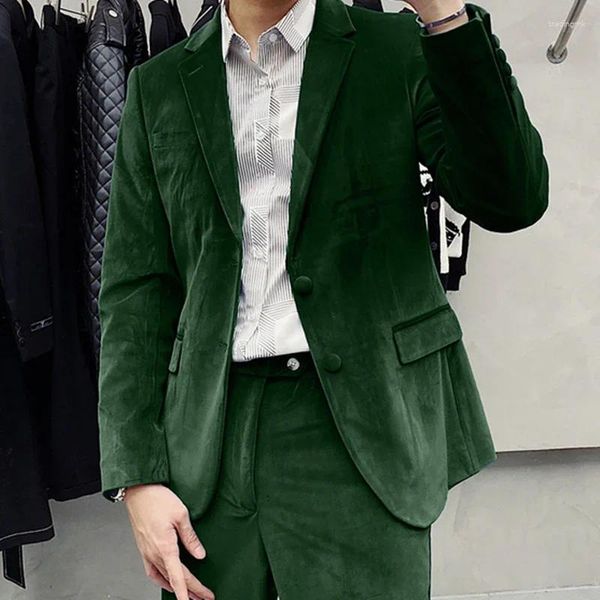 Costumes masculins mode automne et velours vert hiver