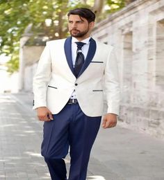 Trajes de hombre guapo chaqueta de marfil para hombre esmoquin de boda chal solapa novio traje de moda chaqueta de cena de negocios pantalones azul marino