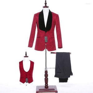 Costumes pour hommes Italie Hommes Classique Bourgogne Floral Veste Gilet Hommes Bal De Mariage Marié Tuxedo 3 Pièces Pantalon À Revers En Velours Noir