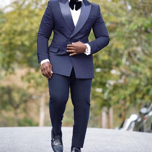 Trajes de hombre Últimos diseños de pantalones de abrigo Novio Traje de hombre Esmoquin Doble botonadura Azul marino Solapa en pico Padrino de boda para hombre