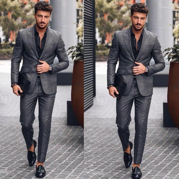 Trajes de hombre Traje de hombre gris oscuro Traje de hombre 2 piezas Blazer Pantalones Chaqueta de un botón Esmoquin Telas a rayas Negocios Slim Boda moderna