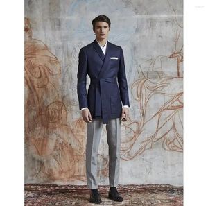 Costumes masculins Veste bleu marine avec ceinture et pantalon gris Les hommes conviennent à deux pièces de haute qualité tenues de grande qualité.