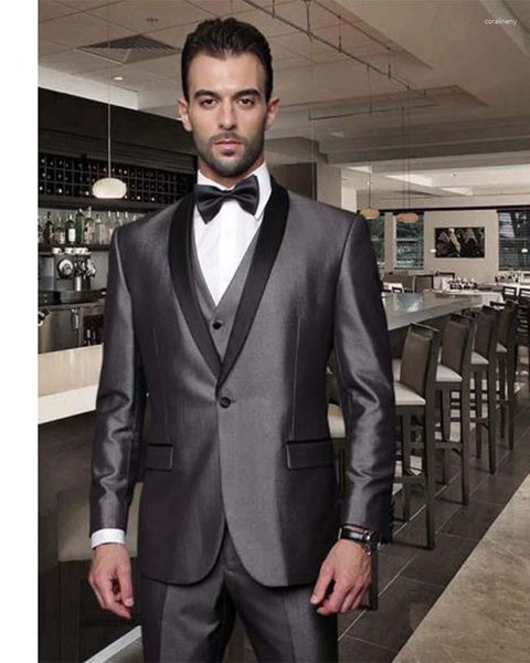 Trajes de hombre Satén brillante Gris Padrino de boda Hombre Cena de boda Traje de esmoquin Traje de solapa de chal negro Trajes de hombre (chaqueta pantalones Corbata chaleco)