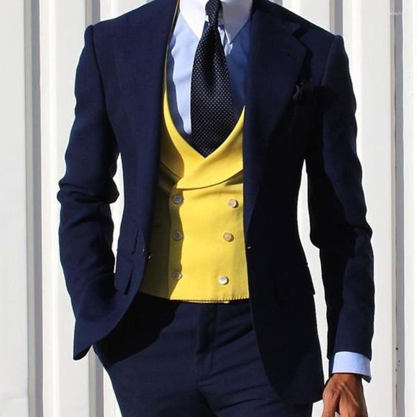 Trajes de hombre Slim Fit Casual Hombres con chaleco amarillo Pantalones azul marino Esmoquin de boda de 3 piezas para Gromsmen Chaqueta de moda masculina