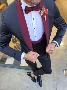 Trajes de hombre estilo padrinos de boda azul marino oscuro novio esmoquin chal solapa roja hombres boda 3 piezas (chaqueta pantalones chaleco corbata) D150