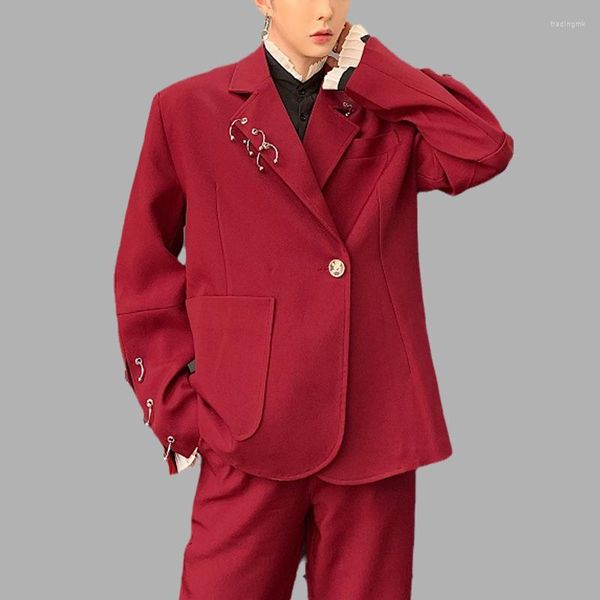 Trajes de hombre Vintage hombres Blazer Color sólido solapa manga larga un botón anillo de hierro decoración ocio Streetwear vino rojo chaquetas