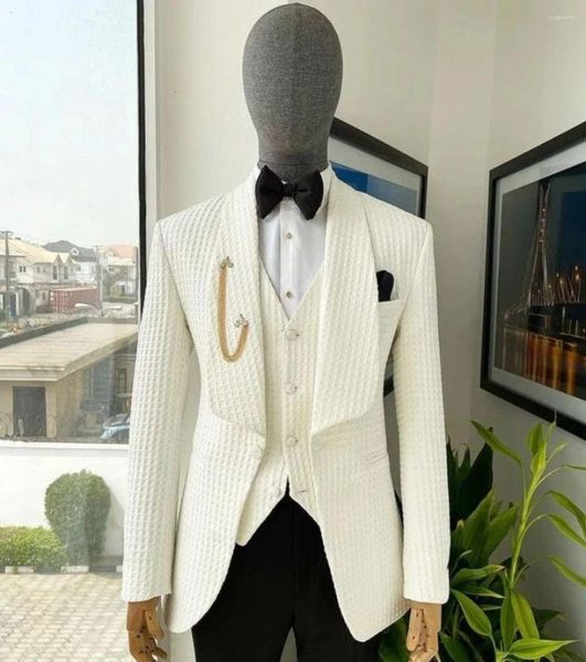 Trajes de hombre Blanco Hombres 3 piezas Blazer Chaleco Pantalones negros Diseño de un botón Esmoquin de negocios Boda Trabajo formal Causal a medida