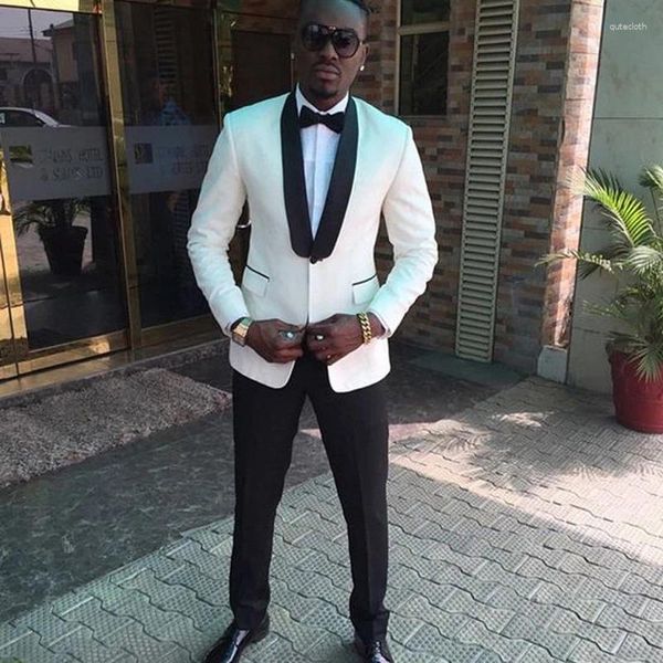 Trajes de hombre esmoquin de boda blanco para hombre africano de 2 piezas chaqueta de moda masculina ajustada con pantalones negros ropa de novio de negocios