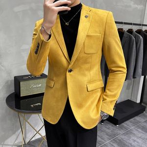 Herenpakken gele suede heren blazers voor bruiloftsfeest retro elegant lederen prom gentleman roken jassen mode slanke fit