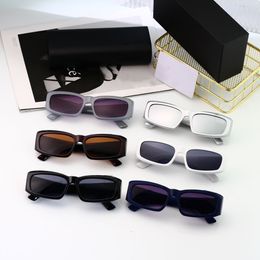 Lunettes de soleil masculines et lunettes de soleil de marque féminine avec des objectifs de protection UV400 polarisés de haute qualité.