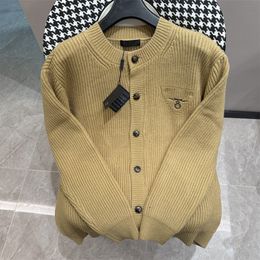 Herentruien designer trui gebreid wollen vest herfst en winter lui casual heren los en zacht driehoekig logo kaki top